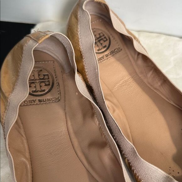 Tory Burch shoes Tan Patent Leather Ballet Flats Women’s Size 9 Logo Medallion - Picture 6 of 7
